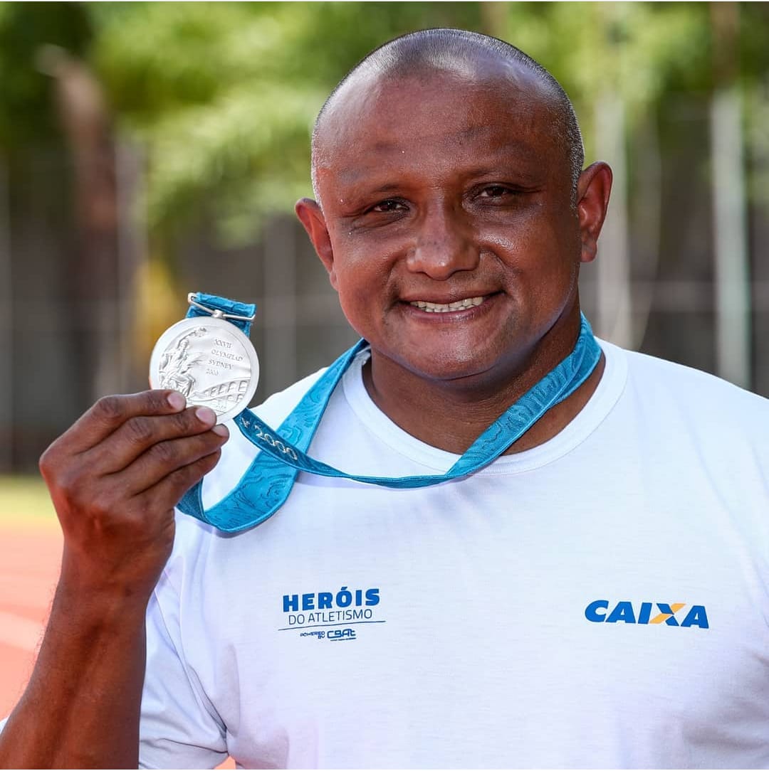Cláudio Roberto recebe medalha olímpica de Sydney depois de 20